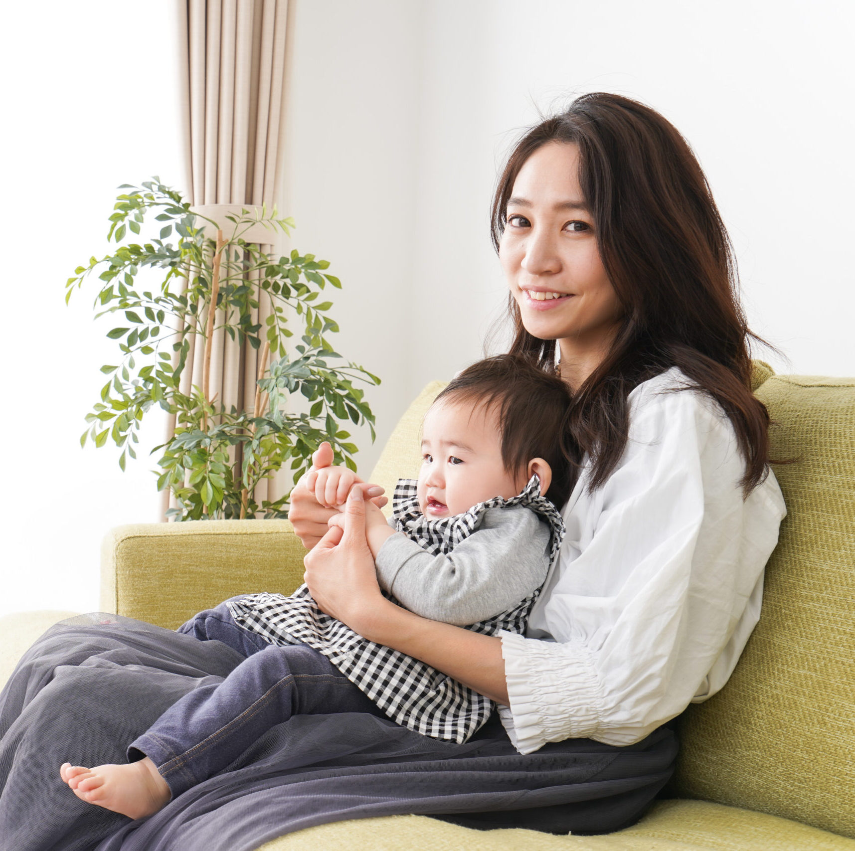 家でリラックスをするお母さんと赤ちゃん